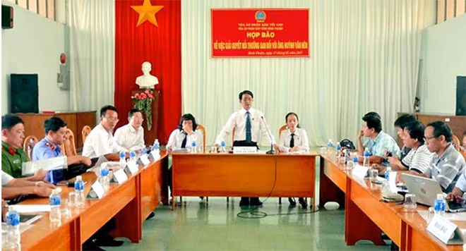 Chánh án TAND tỉnh Bình Thuận trả lời tại họp báo về việc giải quyết bồi thường cho ông Nén.