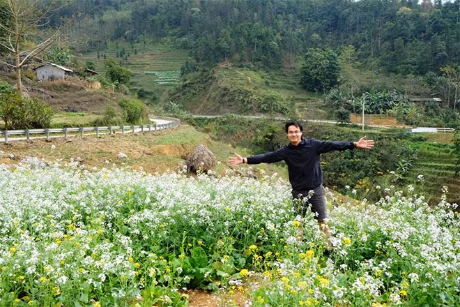 Du khách giữa nồng nàn hoa cải.