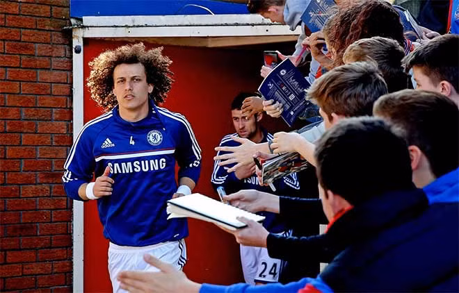 David Luiz quay lại Chelsea sau hai năm thi đấu ở Pháp trong màu áo PSG.