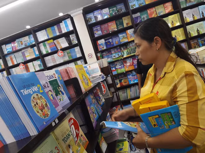 Phụ huynh học sinh khó lựa chọn sách nào phù hợp cho con khi đứng trước cả "rừng" sách tham khảo.