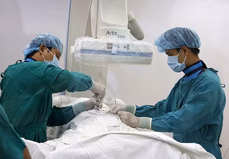 BS. Trương Long Vỹ - Trưởng khoa Ngoại TK và ekip đang thực hiện phẫu thuật trên bệnh nhân. BS. Trương Long Vỹ - Trưởng khoa Ngoại TK và ekip đang thực hiện phẫu thuật trên bệnh nhân.