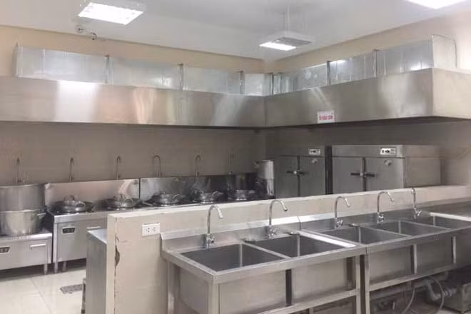 Khu vực chế biến thức ăn của Trường tiểu học Thanh Xuân Bắc chiều 2-4.