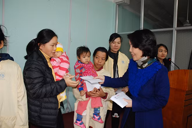 PGS.TS Lê Thị Minh Hương, Phó Giám đốc Bệnh viện Nhi Trung ương trao quà Tết cho các bệnh nhân nhi và gia đình.