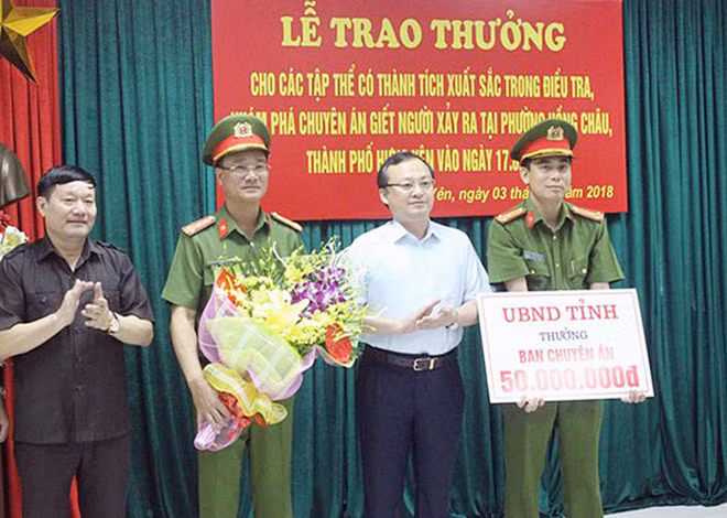 Thượng tá Đoàn Văn Tiến (cầm hoa) tại lễ trao thưởng của UBND tỉnh Hưng Yên.
