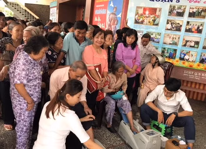 Đo loãng xương cho người cao tuổi.