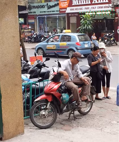 Đối tượng "cò" hoạt động trước cổng Bệnh viện Mắt Trung ương.