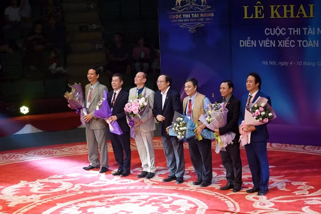 NSND Lê Tiến Thọ - Chủ tịch Hội Nghệ sĩ Việt Nam tặng hoa cho Hội đồng giám khảo.