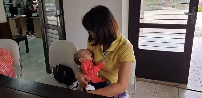 Bé trai 4 tháng tuổi bị mẹ bỏ lại trong thùng rác.