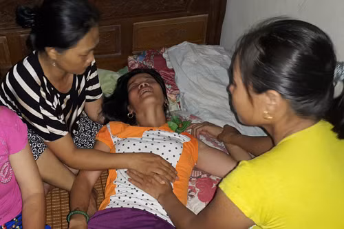 Từ lúc hay tin chồng gặp nạn, những người vợ ở quê nhà không còn đứng vững. Ảnh: Hải Bình.