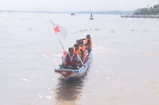 Đội cứu hộ trên đỉnh đèo Lò Xo ảnh 4