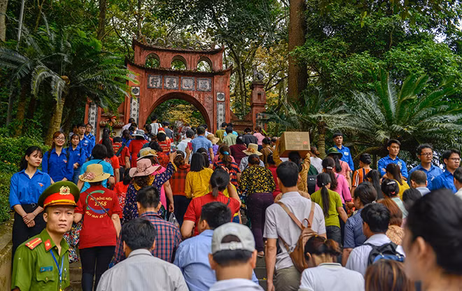 Đường từ cổng lên đền bị ùn lại do du khách nườm nượp hướng về đỉnh núi Nghĩa Lĩnh. Ảnh:CTV Đường từ cổng lên đền bị ùn lại do du khách nườm nượp hướng về đỉnh núi Nghĩa Lĩnh. Ảnh:CTV