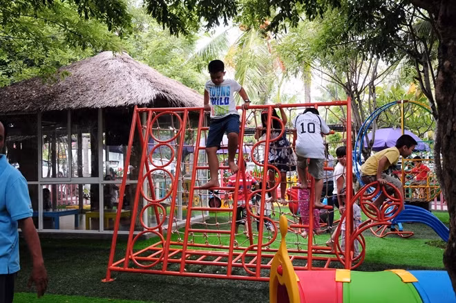 Hãy cho trẻ tham gia vận động, tiếp xúc với môi trường thiên nhiên trong ngày hè.