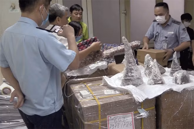 Vì quảng cáo là “thần dược” nên sừng tê giác càng được đối tượng buôn lậu sử dụng thủ đoạn tinh vi tuồn vào trong nước. (Ảnh Báo Lao động)
