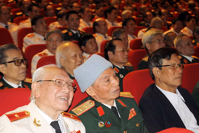 Hai vị tướng già Thiếu tướng Nguyễn Quang Phòng và Trung tướng Chu Duy Kính cùng nhau ôn lại kỷ niệm chiến đấu năm xưa.