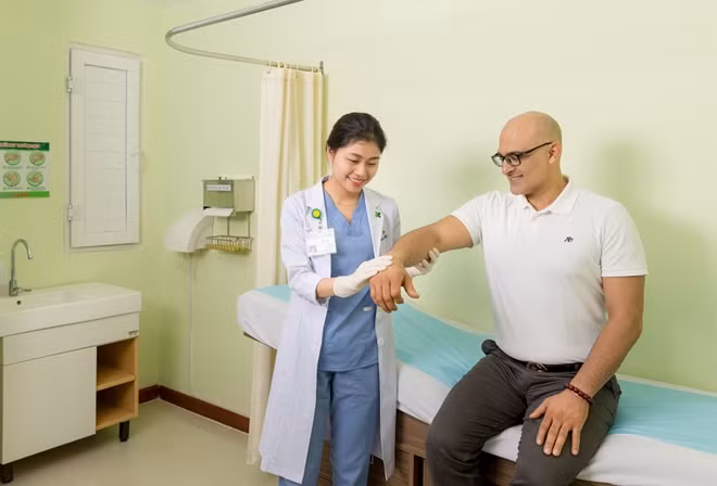Khám chữa cho bệnh nhân Quốc tế.