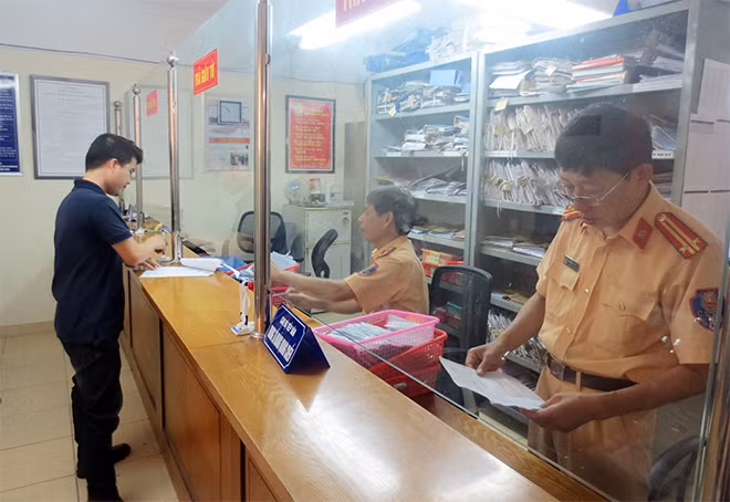 Nhiều trường hợp vi phạm có mức xử phạt tiền cao đã bỏ lại giấy tờ không đến nộp phạt. (Ảnh minh họa)