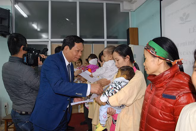 Ông Nguyễn Công Chiến trao quà Tết cho các bệnh nhân nhi và gia đình.