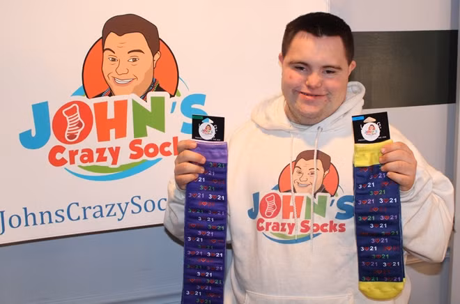 John Cronin và nhãn hiệu vớ "John's Crazy Socks" của mình.
