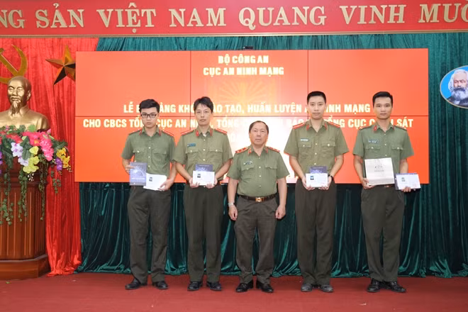 Trung tướng Hoàng Phước Thuận, Cục trưởng Cục An ninh mạng trao chứng chỉ và phần thưởng cho học viên giỏi và xuất sắc.