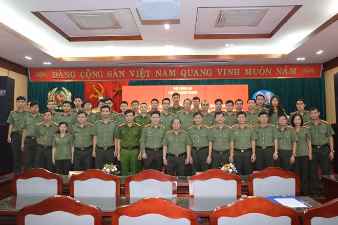 Trung tướng Hoàng Phước Thuận với các thành viên tham gia khóa học.