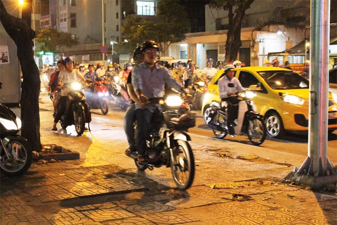 Về tối mật độ phương tiện lưu thông giảm xuống nhưng tình trạng tràn lên vỉa hè vẫn không giảm bớt.