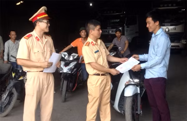 Người dân vui mừng nhận lại xe máy đã bị mất cắp. Người dân vui mừng nhận lại xe máy đã bị mất cắp.