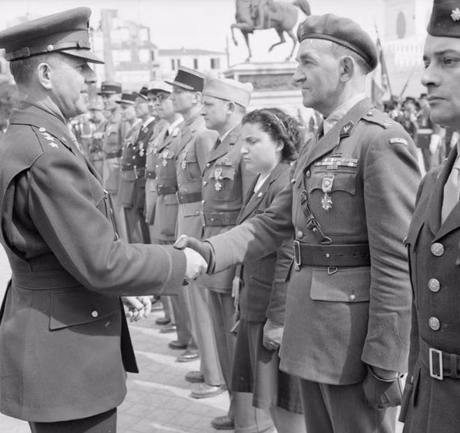 Tướng Jacob Devers bắt tay Mieczyslaw "Rygor" Slowikowski (phải), ngày 28-3-1944.