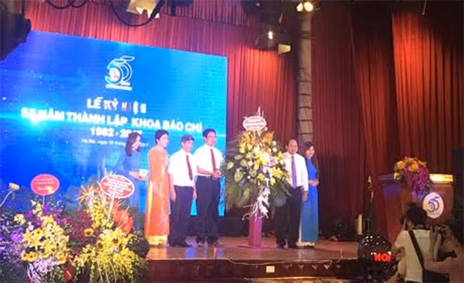 Bộ trưởng Bộ TT&TT Trương Minh Tuấn tặng lẵng hoa chúc mừng Khoa Báo chí.