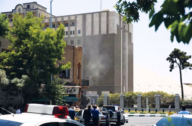 Khói bốc lên từ tòa nhà Quốc hội Iran sau vụ tấn công. Ảnh: Reuters