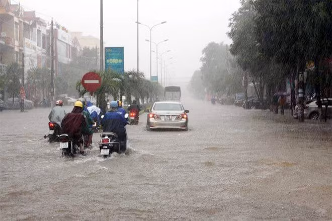 Mưa lũ gây ngập lụt trên đường phố Đồng Hới, Quảng Bình (ảnh CTV).