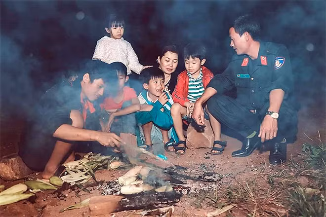Công an Lâm Đồng về vùng sâu, vùng xa chung sống, giúp đỡ bà con địa phương vào những ngày cuối năm.