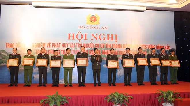 Thứ trưởng Nguyễn Văn Sơn trao bằng khen cho tập thể, cá nhân. Thứ trưởng Nguyễn Văn Sơn trao bằng khen cho tập thể, cá nhân.