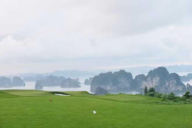 Khung cảnh vịnh Hạ Long từ sân golf của FLC Hạ Long.