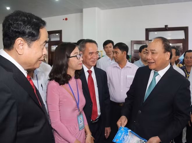 Thủ tướng Nguyễn Xuân Phúc, tham quan một số gian hàng của doanh nghiệp trưng bày tại Hội nghị.