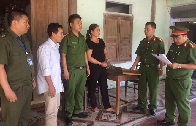 Công an huyện Anh Sơn công bố lệnh bắt tạm giam Vi Thị Hoa.