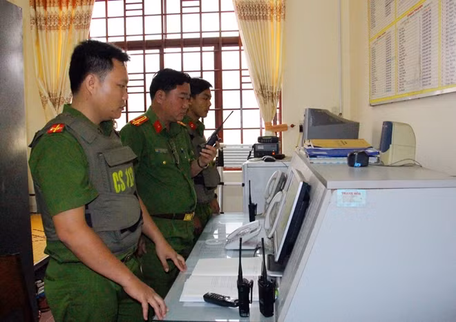 Cán bộ, chiến sỹ trực ban tại Trung tâm CS113, Công an tỉnh Bến Tre, thực hiện công tác phản ứng nhanh 24/24 qua bộ đàm.