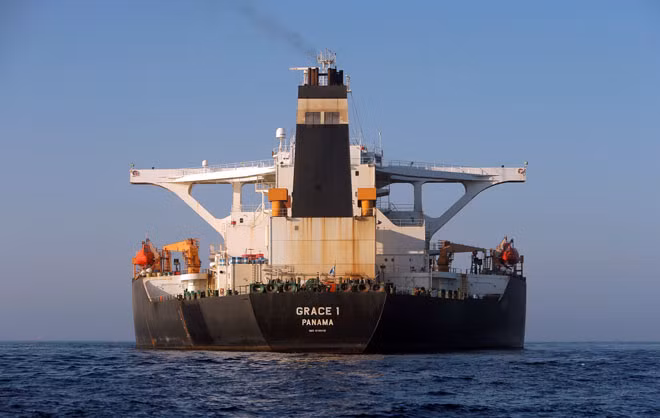 Siêu tàu chở dầu Grace 1 hiện đang neo đậu tại eo biển Gibraltar chuyên chở 2,1 triệu thùng dầu. Siêu tàu chở dầu Grace 1 hiện đang neo đậu tại eo biển Gibraltar chuyên chở 2,1 triệu thùng dầu.