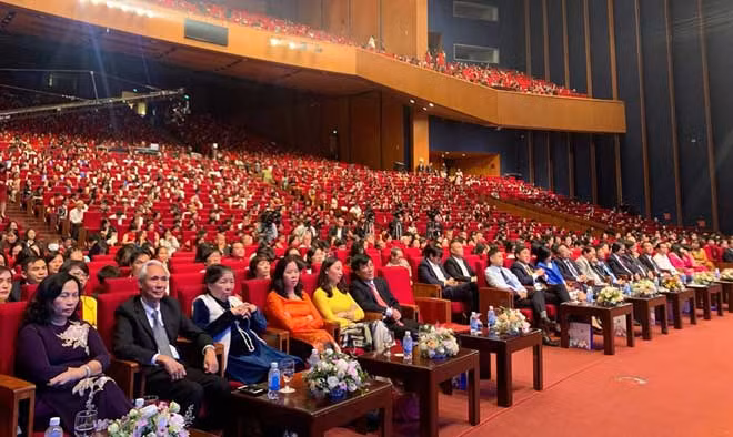 Giáo viên nhiều thế hệ và đại biểu khách quý cùng hàng ngàn các em học sinh, cựu học sinh của Trường THPT Chuyên Ngoại ngữ đã về dự lễ kỷ niệm. Giáo viên nhiều thế hệ và đại biểu khách quý cùng hàng ngàn các em học sinh, cựu học sinh của Trường THPT Chuyên Ngoại ngữ đã về dự lễ kỷ niệm.