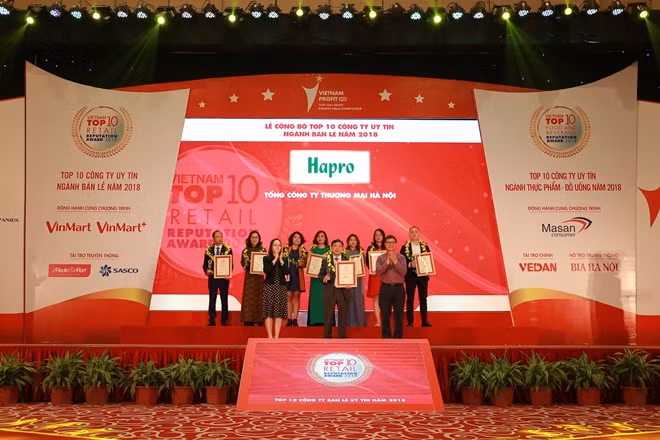 Phó Tổng Giám đốc Hapro – Ông Nguyễn Tiến Vượng nhận Chứng nhận TOP 10 Công ty uy tín ngành bán lẻ năm 2018.