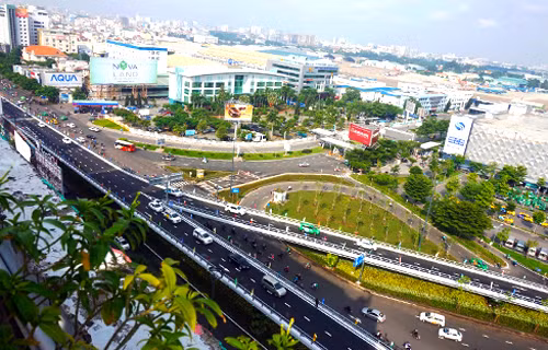 Cầu vượt hình chữ Y trước sân bay Tân Sơn Nhất vừa được thông xe. Ảnh: H.C.