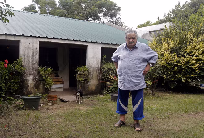 Ngôi nhà cũ kỹ của Tổng thống Mujica. Ông không dùng đội cận vệ riêng của Tổng thống, bảo vệ ông chỉ là con chó ba chân trong ảnh và 2 nhân viên bảo vệ.
