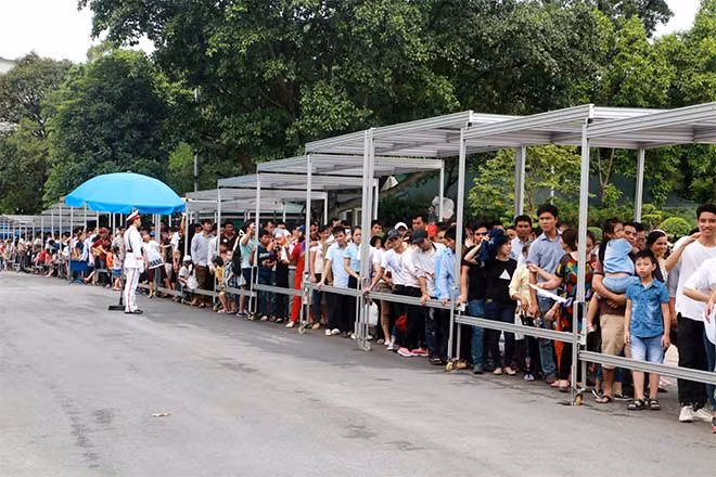 Hàng vạn khách xếp hàng chờ vào Lăng viếng Bác sáng 2-9. Ảnh: Tuấn Ngọc