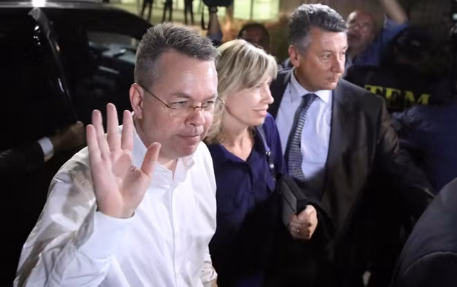Mục sư Brunson và vợ tại sân bay ở tỉnh Izmir, Thổ Nhĩ Kỳ hôm 12-10. Ảnh: Reuters