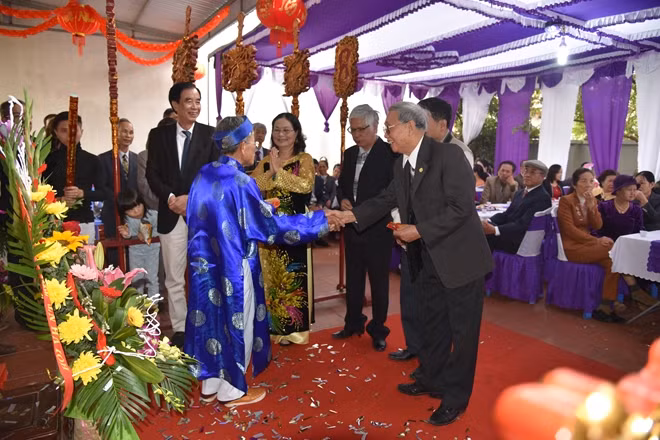 Nét đẹp trong các bước của nghi lễ "Rước người" thể hiện sự tôn vinh truyền thống đẹp của dân tộc: "Trọng người già".