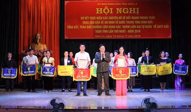 Trung tá Nguyễn Trung Tấn, Phó Giám đốc Công an tỉnh chuyển trao Bằng khen của UBND tỉnh cho các tập thể có thành tích xuất sắc. Trung tá Nguyễn Trung Tấn, Phó Giám đốc Công an tỉnh chuyển trao Bằng khen của UBND tỉnh cho các tập thể có thành tích xuất sắc.