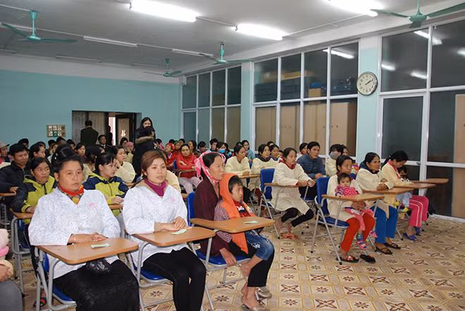 Không khí ấm áp tại hội trường Bệnh viện Nhi Trung ương nơi Báo CAND và nhà tài trợ trao quà Tết.