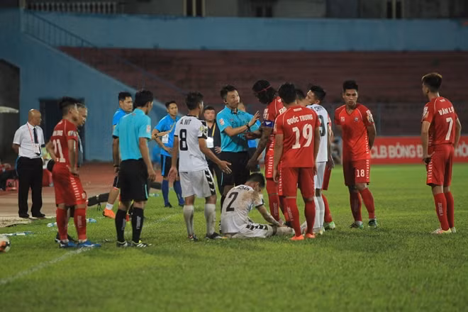 Một hình ảnh xấu xí trận Hải Phòng – Đà Nẵng ở vòng 5 V.League 2019. Ảnh: H.A.