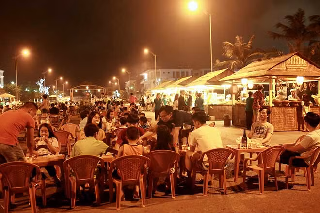 Những gian nhà tranh bình dị cạnh những gánh hàng mây tre nứa lá, khách vào ra tấp nập - đây là hình ảnh phiên Chợ Quê độc đáo đang diễn ra tại Quần thể nghỉ dưỡng 5 sao FLC Samson Beach & Golf Resort (Thanh Hoá).