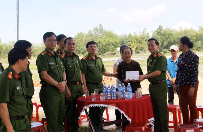 Trung tướng, GS.TS Nguyễn Xuân Yêm - Giám đốc Học viện CSND trao kinh phí và khởi công xây dựng nhà tình nghĩa cho gia đình bà Trần Thị Ngãi.