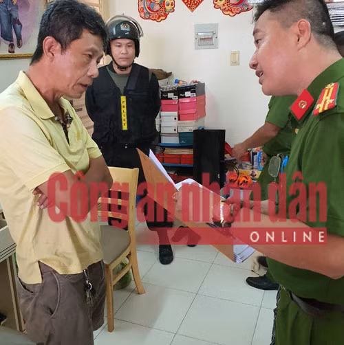 Cơ quan Công an đọc lệnh bắt khấn cấp, khám xét nơi ở của các đối tượng.